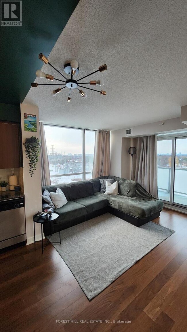 Photo du bâtiment - 5740-5740 Yonge St