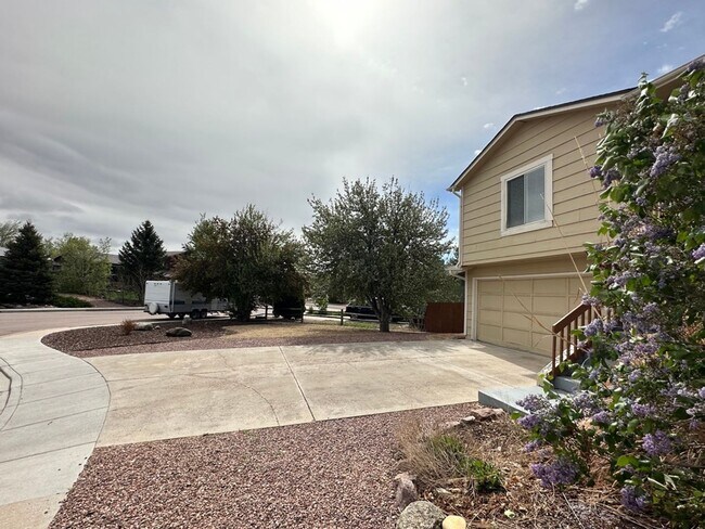 Foto del edificio - 3BD Split Level with AC and Great Backyard...