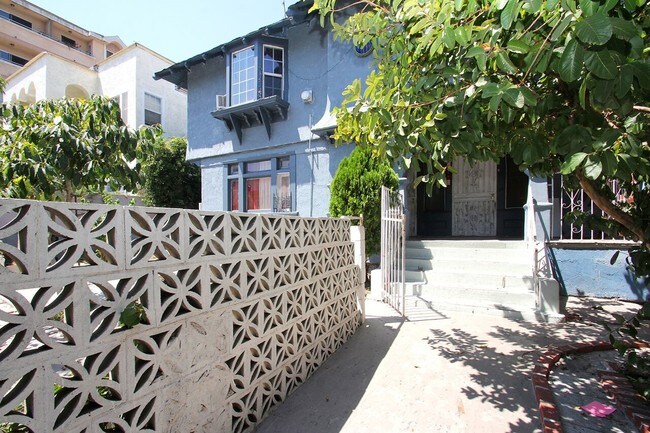Foto del edificio - 821 S Grand View St