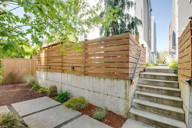 Building Photo - Stunning Judkins Townhome!