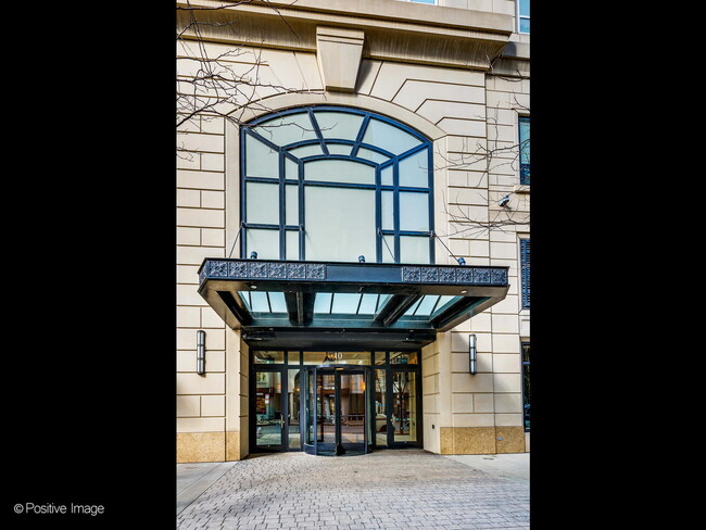 Building Photo - 10 E Delaware Pl