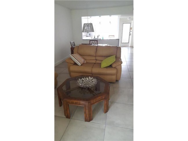 Foto del edificio - 8300 Sands Point Blvd