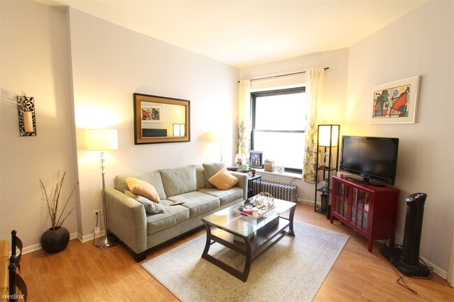 Building Photo - 1 br, 1 bath  - 20 E Goethe St Apt 203