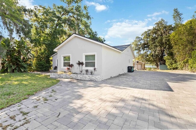 Building Photo - Beautiful Remodeled 3/2 Lakefront Home On ...