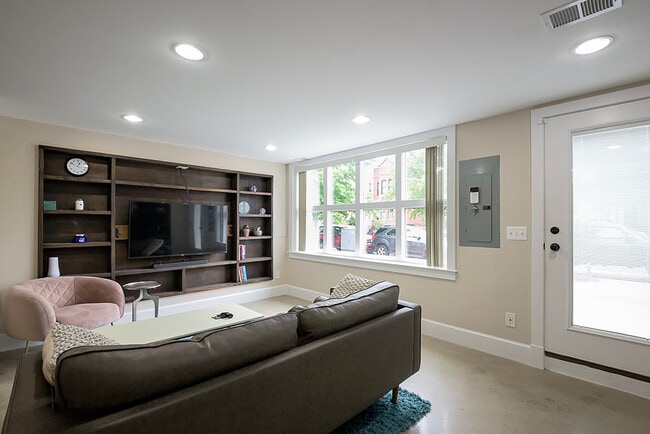 Foto del edificio - 717 F St NE