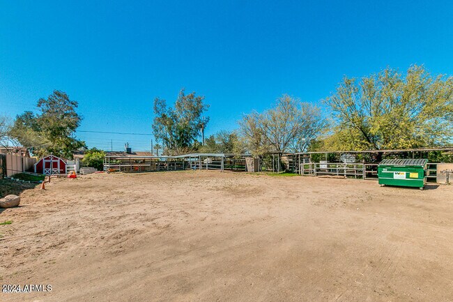 Foto del edificio - 848 E Roberts Rd