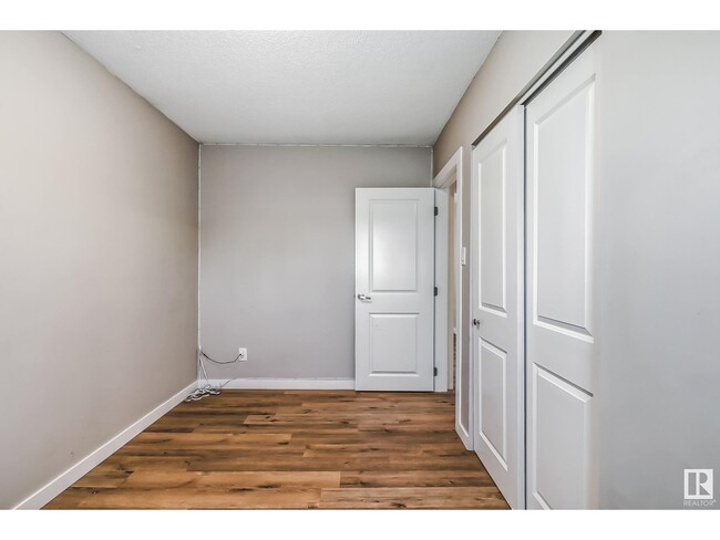 Photo du bâtiment - 6124-6137 137 Ave NW