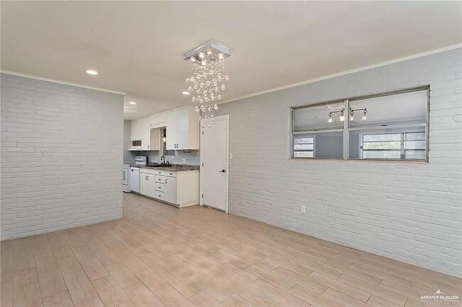 Building Photo - 716 Daffodil Ave