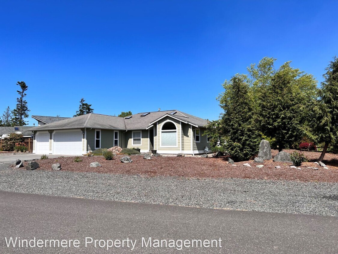 Primary Photo - 3 br, 2 bath House - 8112 Comox Loop