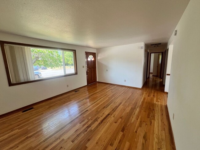 Building Photo - 3 Bedroom, 1 bath House in NW Corvallis of off Circle Blvd