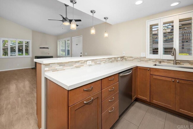 Building Photo - "Chic La Jolla 1BR Retreat: Spacious 710 S...