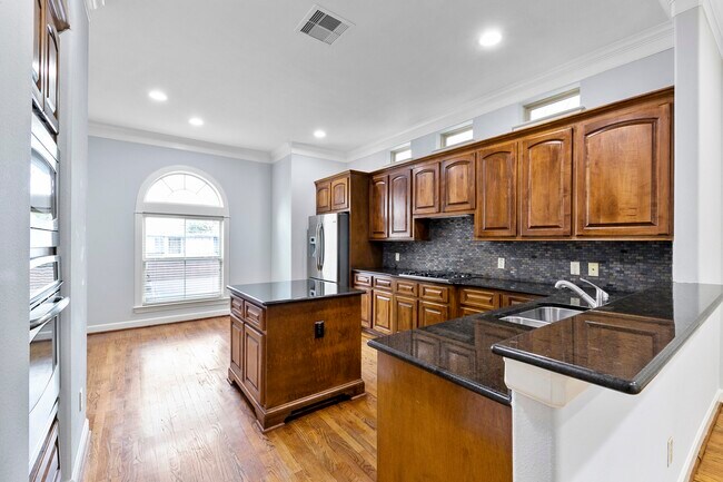 Foto del edificio - 3319 Bingham Manor Ln