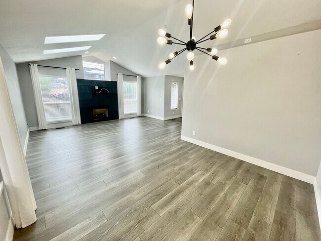Building Photo - Beautifully Remodeled 3bd/2bath Hillsboro ...