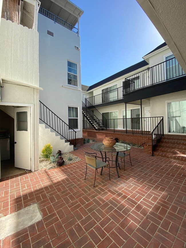 Building Photo - 485 S Roxbury Dr