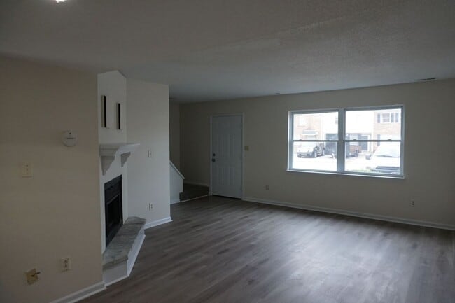 Building Photo - 3 bedroom 2.5 bath townhome
