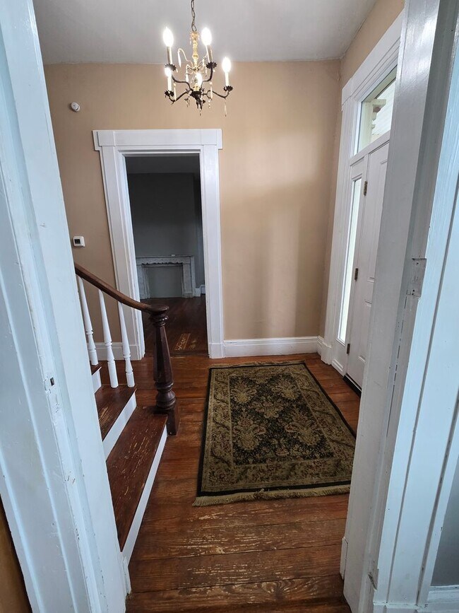 Building Photo - 2 Bedroom Farmhouse in Middletown