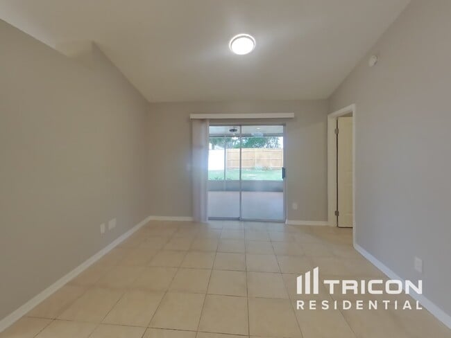 Building Photo - 707 Sand Ridge Dr