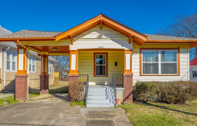 Building Photo - 2107 Oak St