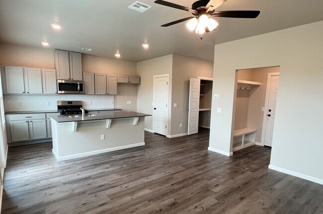 Building Photo - SPECIAL OFFER! Comfortable 3-Bed Living