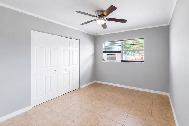 Building Photo - 1218 Giller Ave