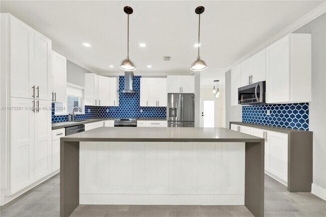 Building Photo - 2860 SW 144th Pl