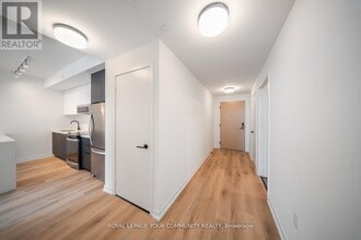 Building Photo - 5 York Garden Wy