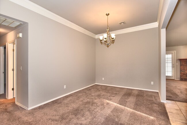 Foto del edificio - Come make this lovely 4 bedroom 2 bath, 2+...