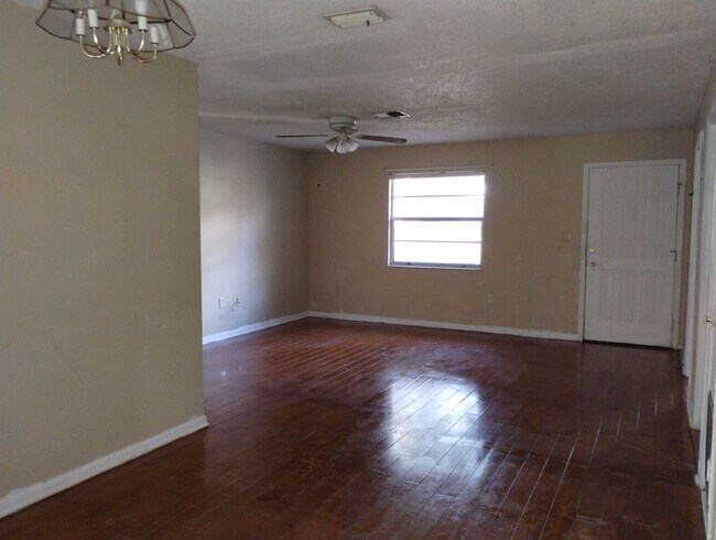 Building Photo - 2 Bedroom / 2 Bathroom Rental – Brooksville, Fl