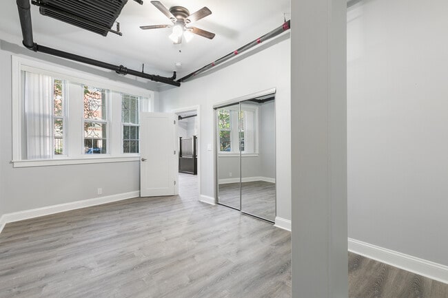 Building Photo - 7618 N Eastlake Terrace