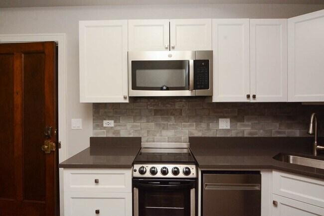Building Photo - 648 W Wrightwood Ave