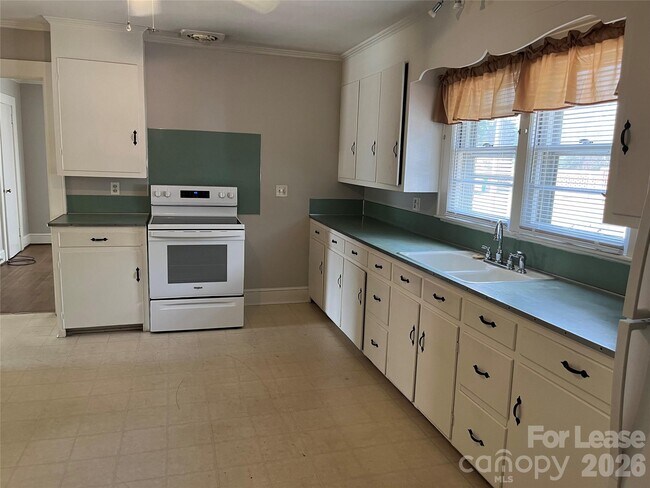 Foto del edificio - 1047 E Main St