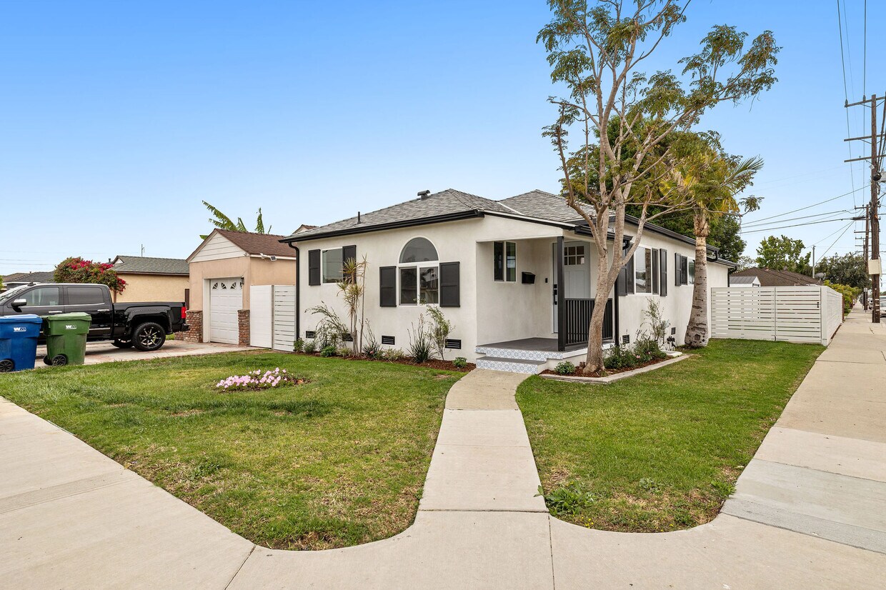Foto principal - 4878 W 133rd St
