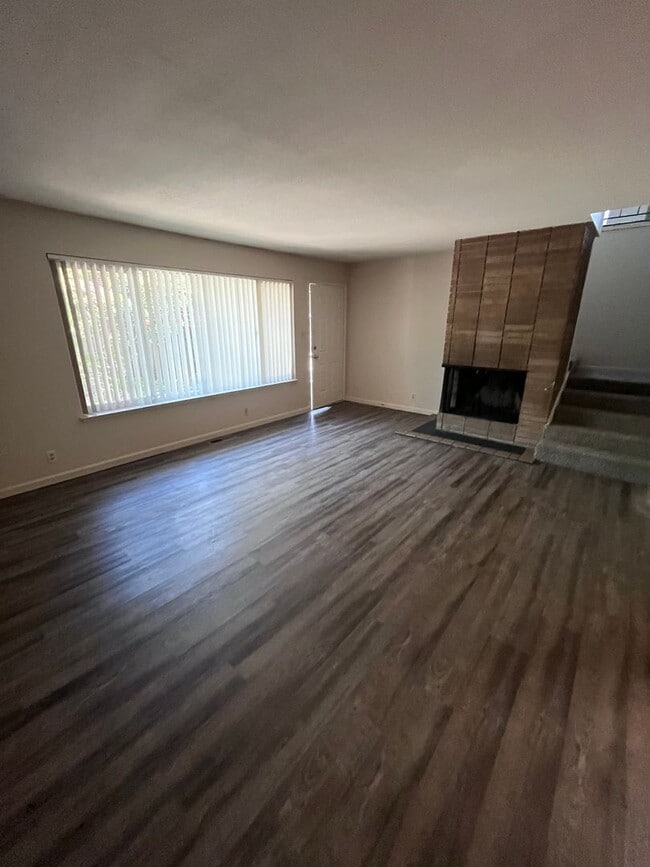 Building Photo - UPDATED 2 BEDROOM, TWO STORY DUPLEX!!