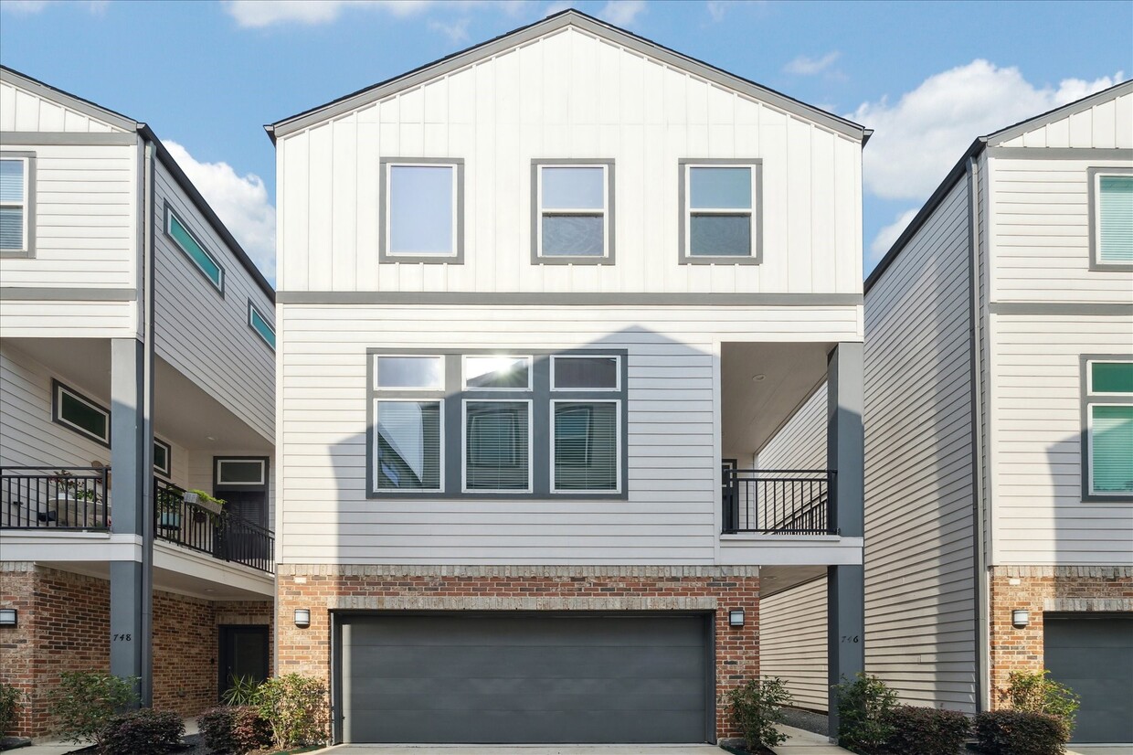 Primary Photo - 746 W Donovan St