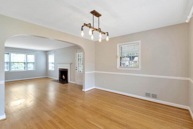 Building Photo - 970 N Quintana St