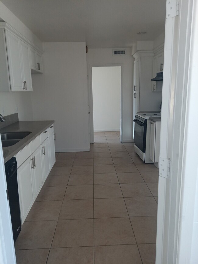 Foto del edificio - 43720 Hardwood Ave