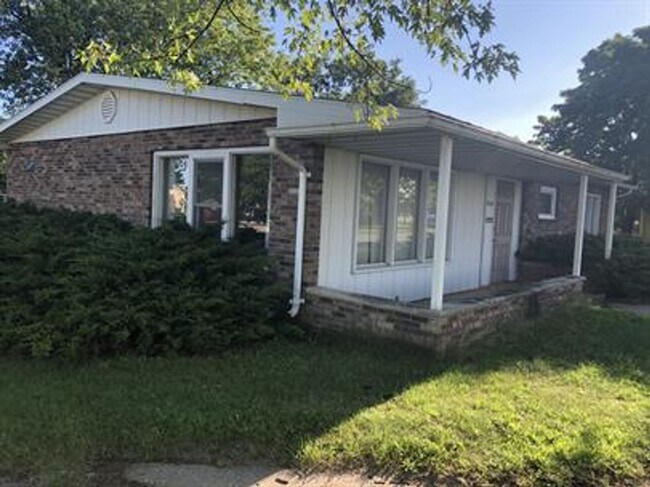 Building Photo - 7 Bed 2.5 Bath House for Rent