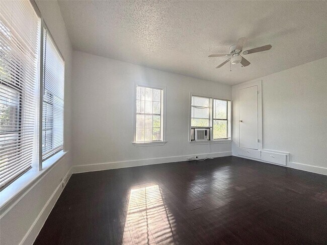 Foto del edificio - 3312 Oak Springs Dr