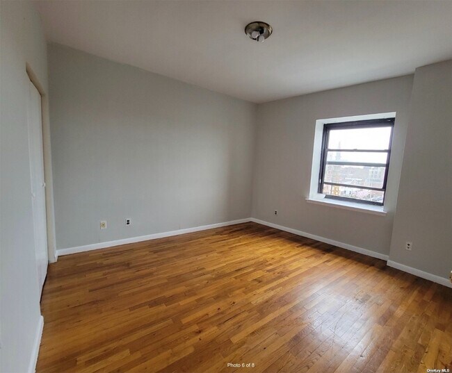 Foto del edificio - 62-10 Woodside Ave