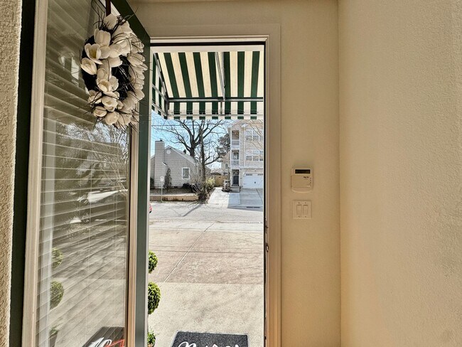 Foto del edificio - Ready 04-01-26! A Shadowlawn Condo w/Rooftop Deck - 3 Primary Suites - Outdoor Shower - Pet Frien...