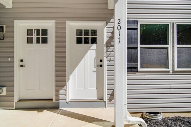 Foto del edificio - BRAND NEW 3 BR/2.5 BA Duplex for Rent in L...