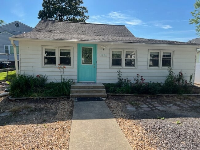 Building Photo - 1204 Lossing Ave