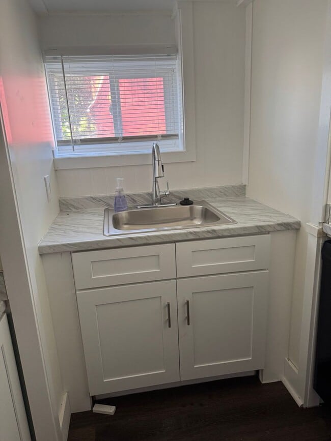 Building Photo - One Bedroom Lower Apartment