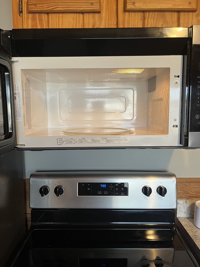 Building Photo - 214 Oak St SW