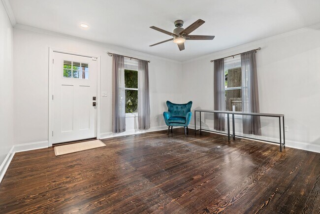 Building Photo - Cute 3 BR Bungalow with Backyard Oasis!