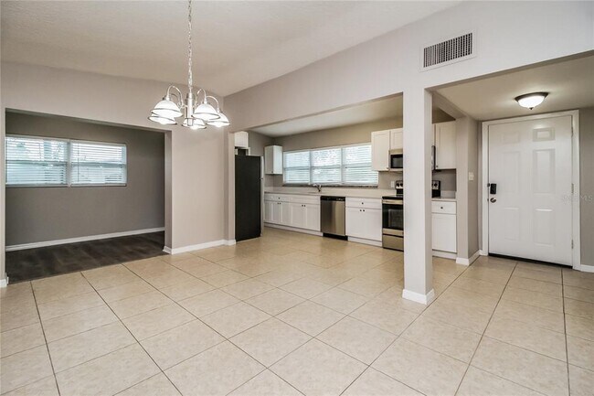 Building Photo - 6007 Oakcrest Cir