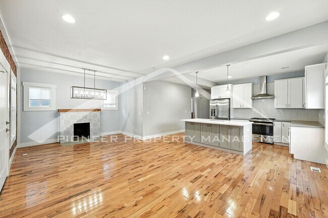 Building Photo - Charming Home with Central AC and Washer/D...
