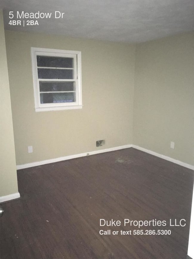 Building Photo - 5 Meadow Dr