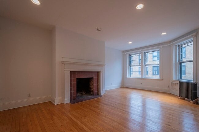 Building Photo - 2 Newport Rd