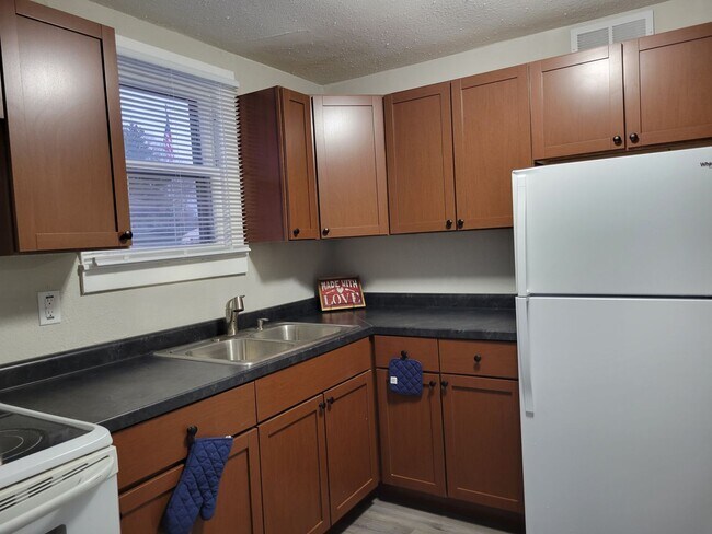 Building Photo - Small & Mighty: Rent this 'Grandview Gem' ...